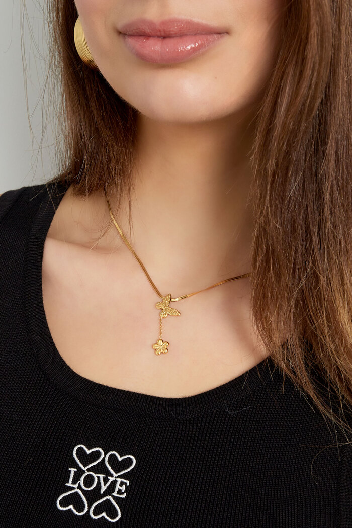 Klassische Halskette mit Schmetterlings- und Blumenanhänger – Gold  Bild3